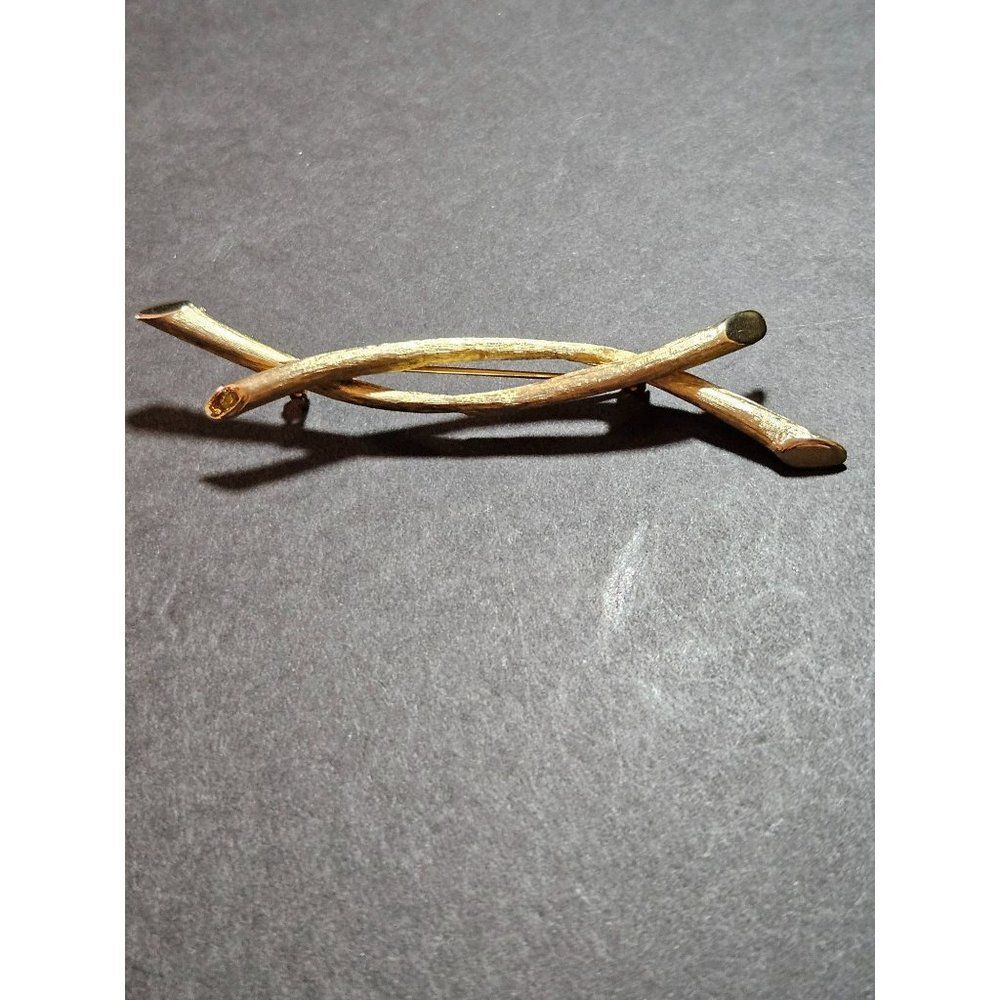 Judy Lee gold tone brooch